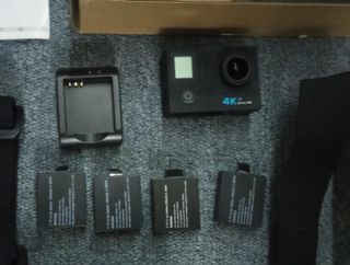 Camara tipo GoPro con pantalla accesorios