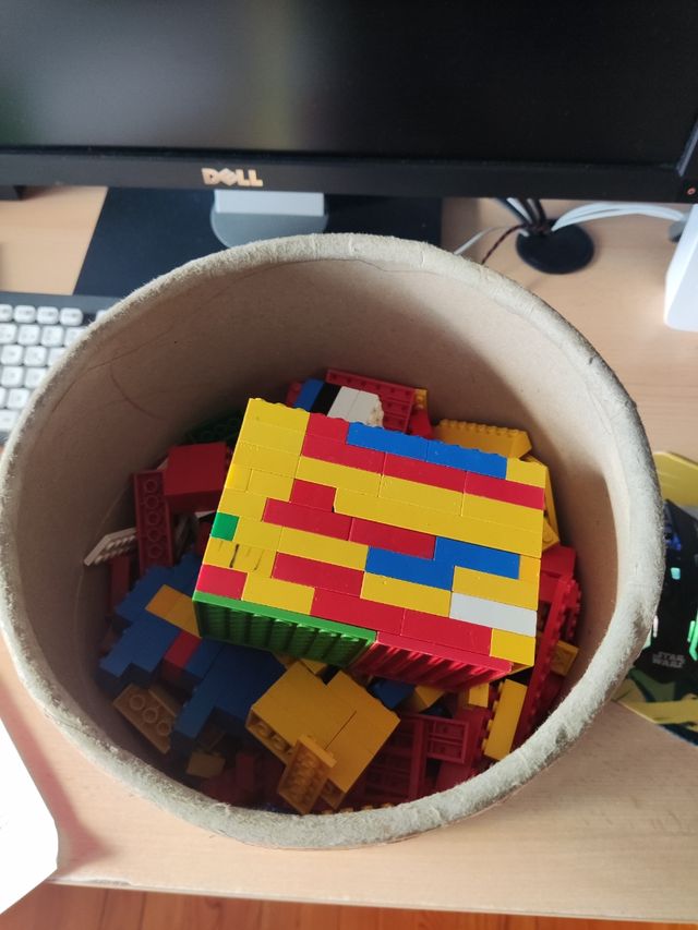 Cubo de lego con un montón de piezas.