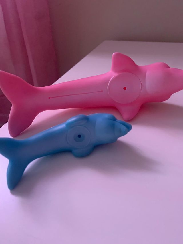 Delfines de juguete