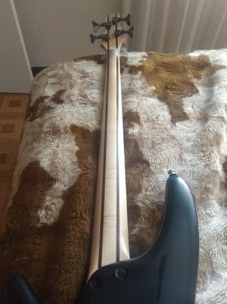 Bajo eléctrico Ibanez