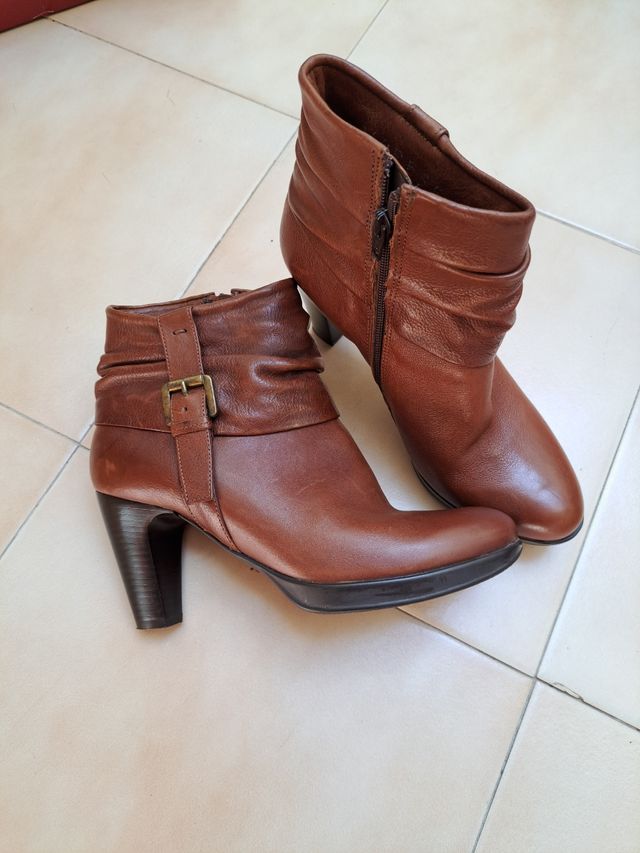 Botitas cortas de piel Varrese.