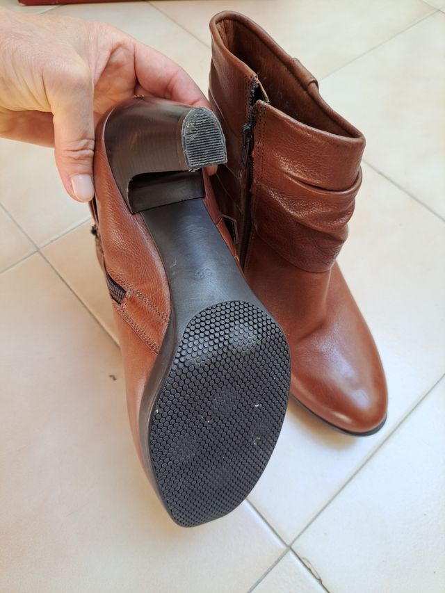 Botitas cortas de piel Varrese.