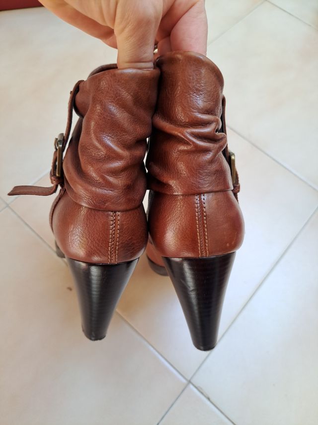 Botitas cortas de piel Varrese.