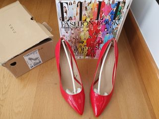 Zapato tacón charol color rojo Talla 39 Zara