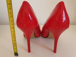 Zapato tacón charol color rojo Talla 39 Zara