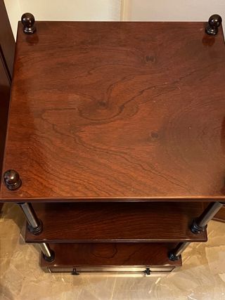 Mesa de madera con dos estantes