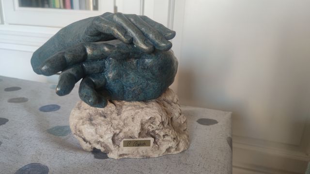 escultura manos ángeles anglada