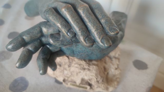 escultura manos ángeles anglada