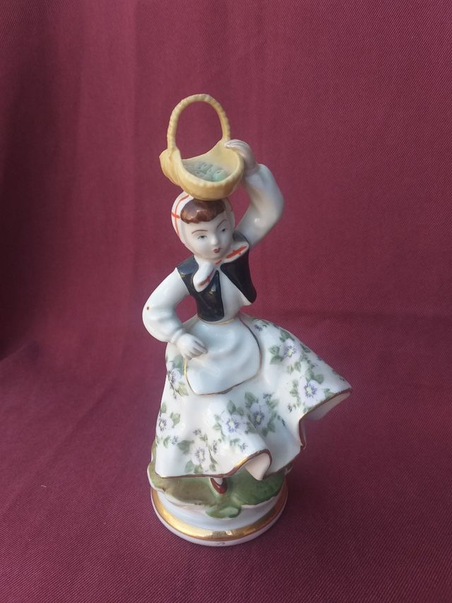 FIGURA ANTIGUA DE PORCELANA