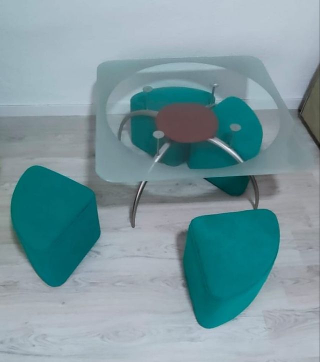 mesa de cristal y taburetes