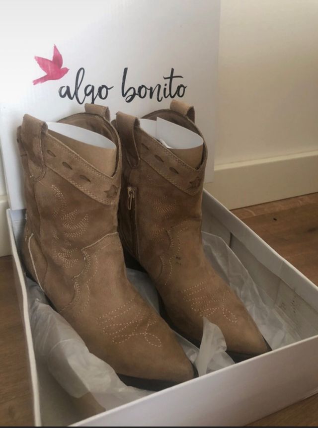 Botín campero color arena, tala 37 by Algo Bonito