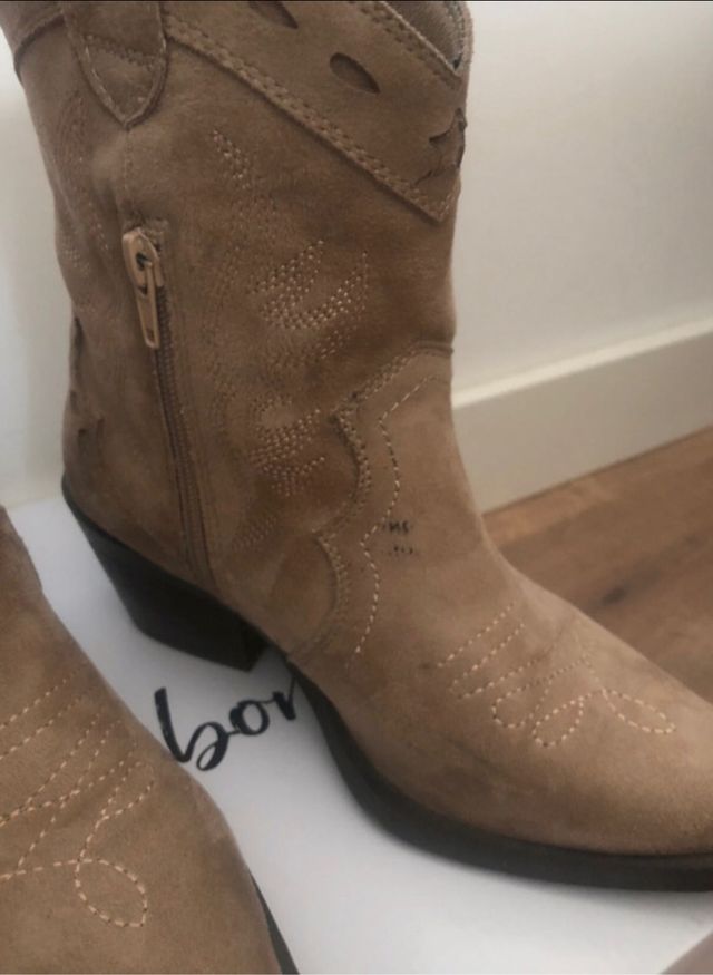 Botín campero color arena, tala 37 by Algo Bonito