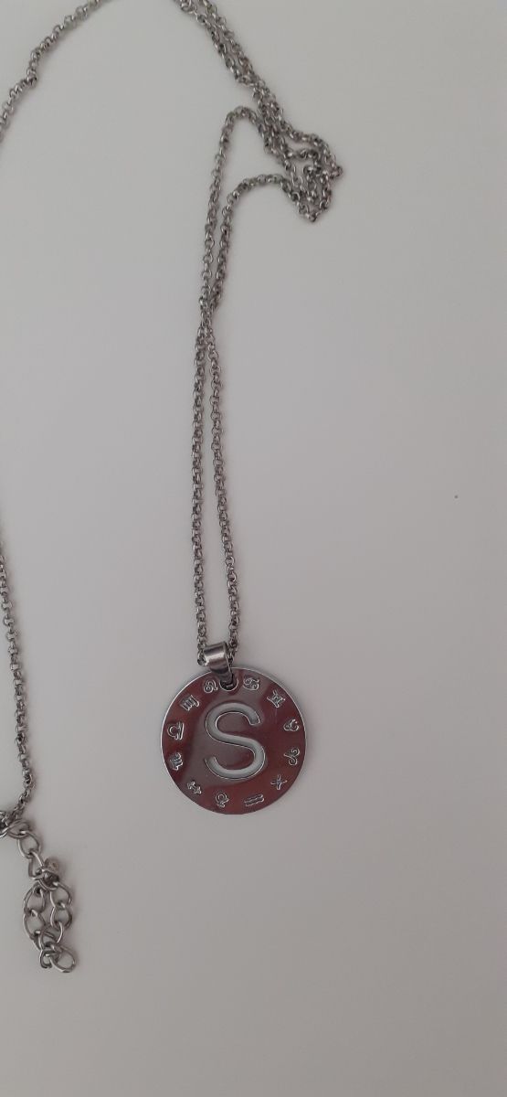 Collana con pendente lettera