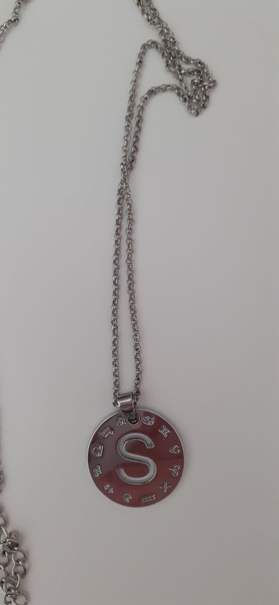 Collana con pendente lettera