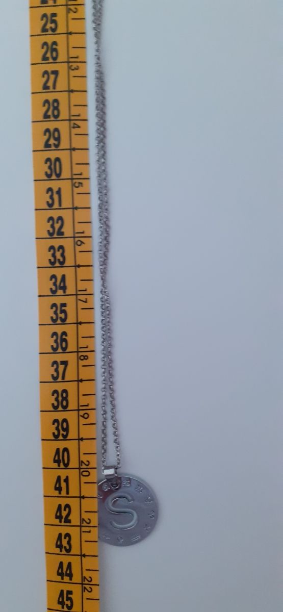 Collana con pendente lettera