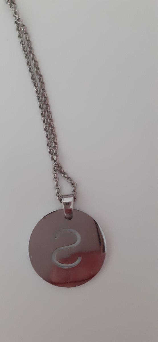 Collana con pendente lettera