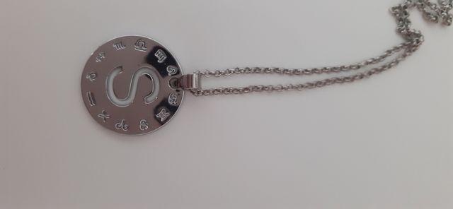 Collana con pendente lettera
