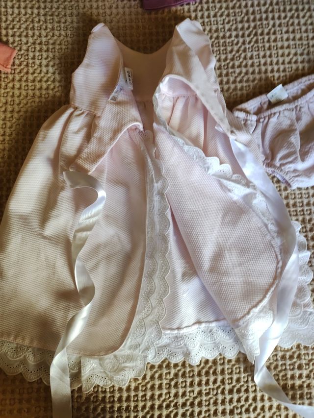Faldón y braguita talla 3 meses aprox (52cm).