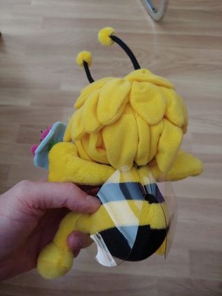 Peluche de la abeja maya con flor y alas
