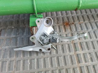 Soporte estribera pedal de freno y bomba.