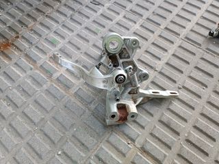 Soporte estribera pedal de freno y bomba.