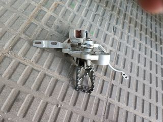 Soporte estribera pedal de freno y bomba.