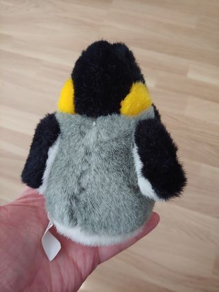 Pingüino de peluche , estilo realista , marca Pus