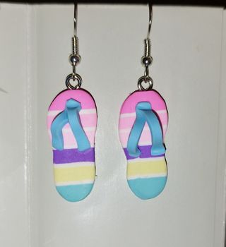Pendientes. Chanclas, sandalias. 