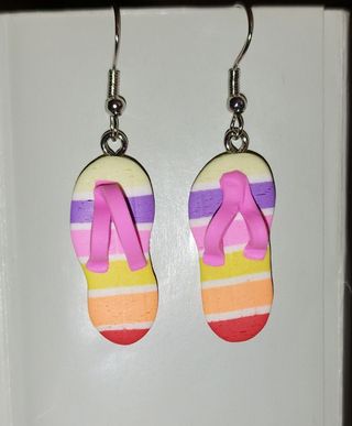 Pendientes. Chanclas, sandalias. 