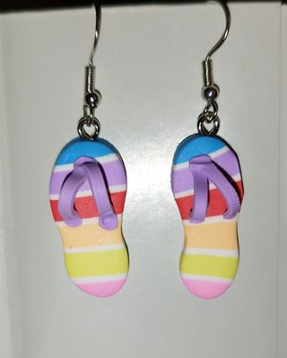 Pendientes. Chanclas, sandalias. 