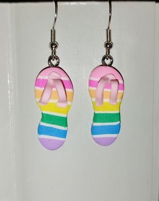 Pendientes. Chanclas, sandalias. 
