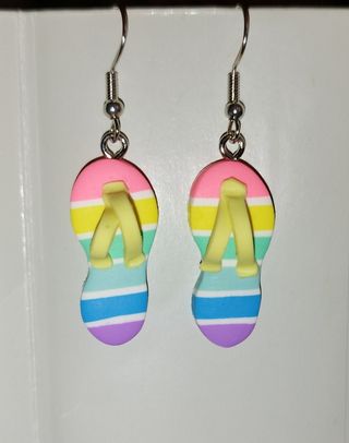 Pendientes. Chanclas, sandalias. 