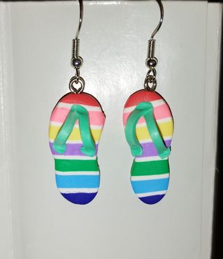 Pendientes. Chanclas, sandalias. 