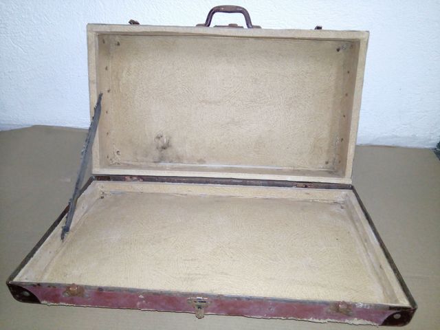 Maleta antigua de cartón. Decoración Vintage.