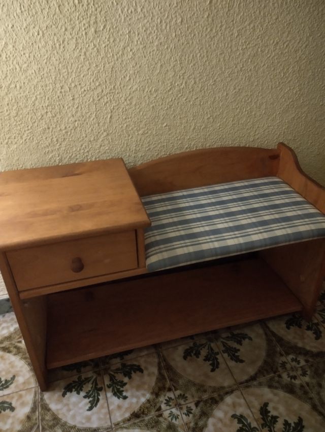 Banco de pino y tapizado en cuadros