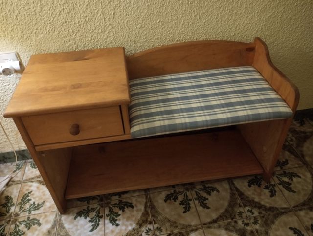 Banco de pino y tapizado en cuadros