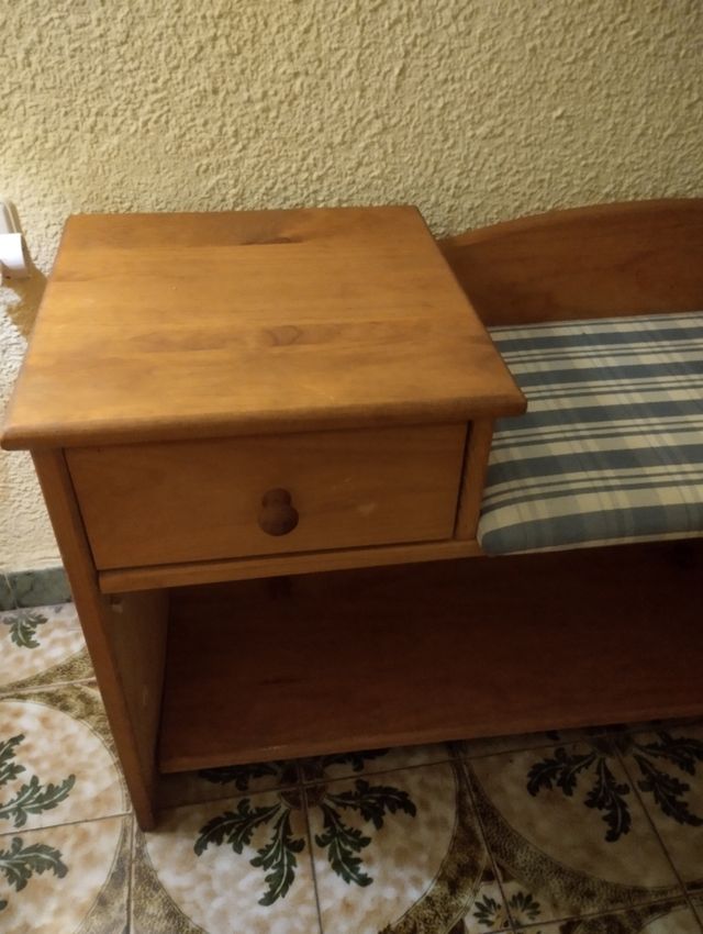 Banco de pino y tapizado en cuadros