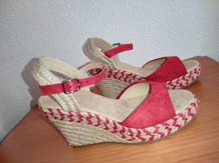 Sandalias de cuña color rojo. N 37