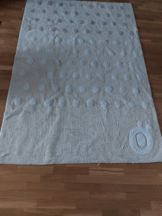 Alfombra beige con Lunares blancos y marrone