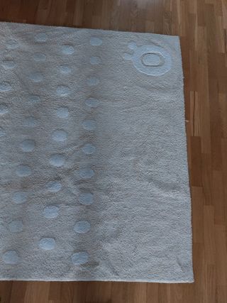 Alfombra beige con Lunares blancos y marrone