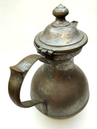 Jarra italiana estañada con tapa