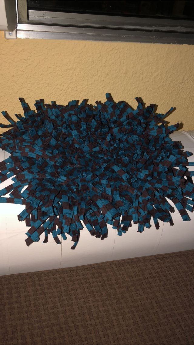 Alfombra olfativa de trapillo hecha a mano.