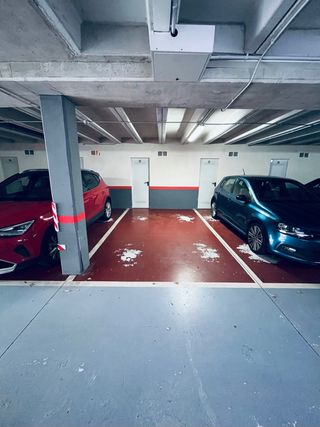 Plaza de garaje con trastero