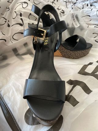 Sandalias cuña GUESS