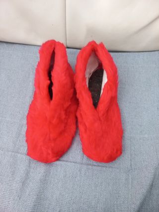 zapatilla color rojo
