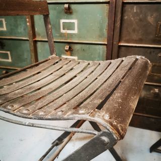 sillas antiguas jardín. pareja.