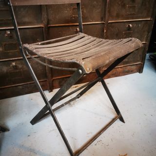 sillas antiguas jardín. pareja.