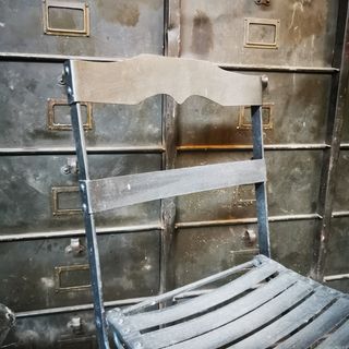 sillas antiguas jardín. pareja.