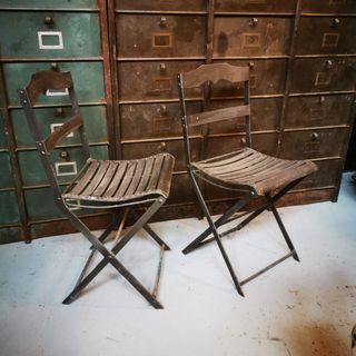 sillas antiguas jardín. pareja.