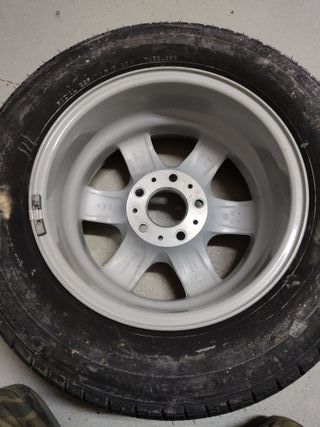 Llanta BMW 7Jx15H2 con neumático Pirelli P600 